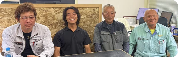 事務所に集まる磯口建設のスタッフ