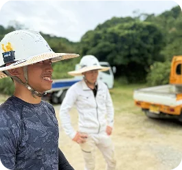 現場を歩くスタッフ2名